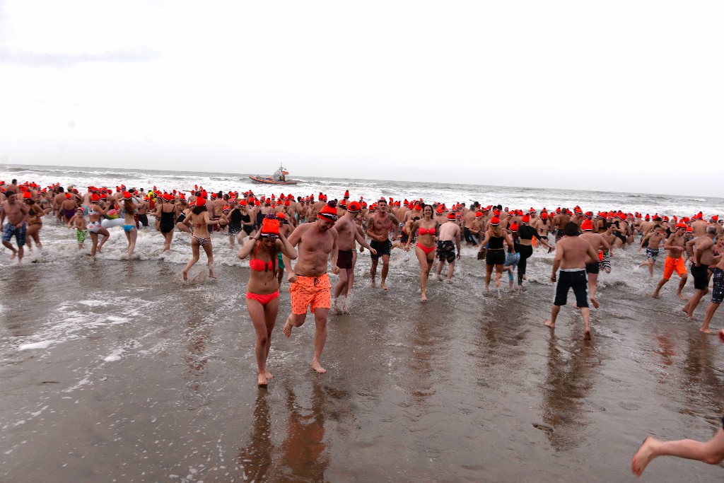 ../Images/Nieuwjaarsduik Nederzandt 2018 068.jpg